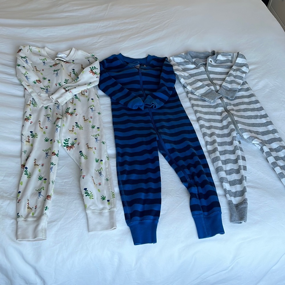 Three pack Hanna Anderson sleeper pajamas. 90cm. US 3. Snug fit.